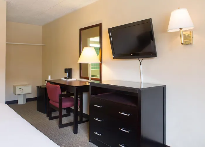 Motel: Atlantic Motor Inn Near Boardwalk